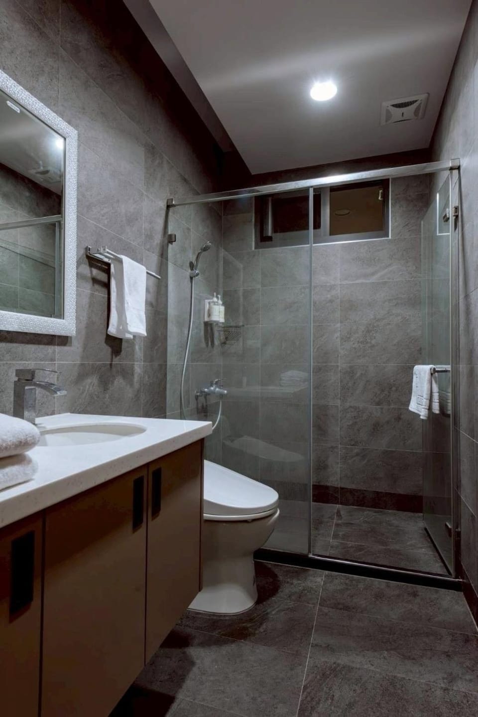 Shower, Toilet, Bathroom, towels