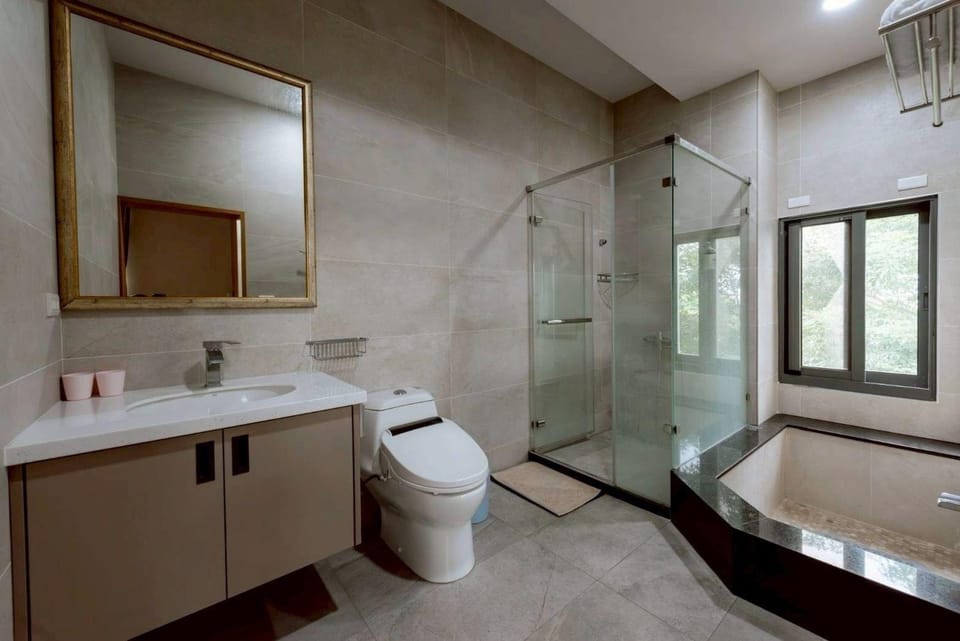 Shower, Toilet, Bathroom, Bath, towels