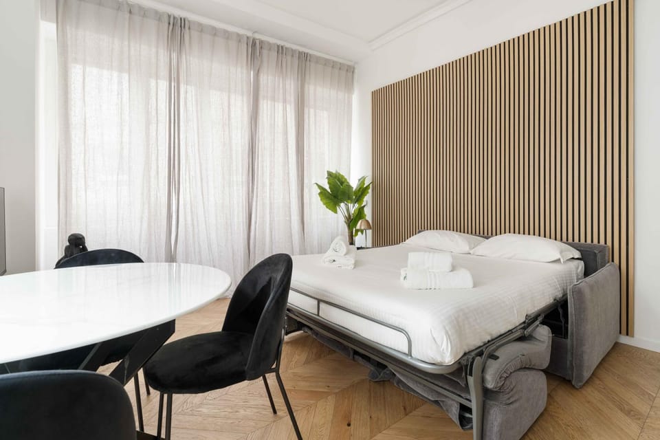 Photo of the whole room, towels