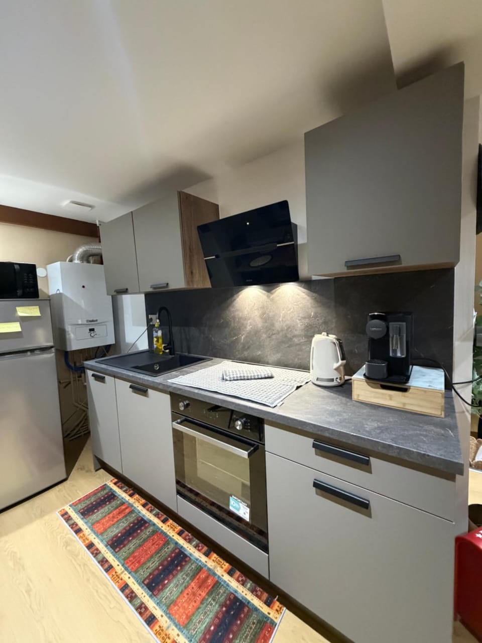 Coffee/tea facilities, Kitchen or kitchenette, dishwasher, oven, stove, toaster