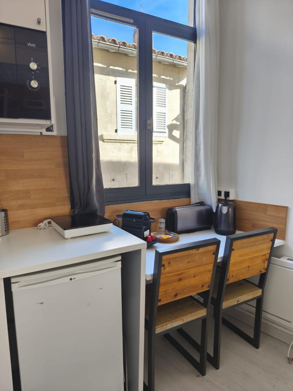 Coffee/tea facilities, Kitchen or kitchenette, microwave, stove, toaster