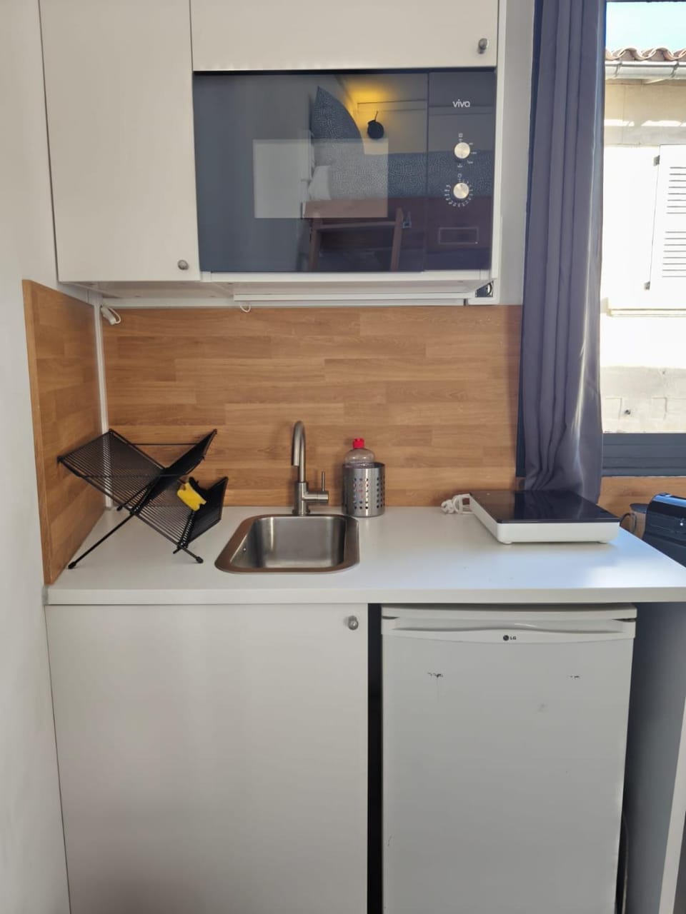 Kitchen or kitchenette, microwave, stove