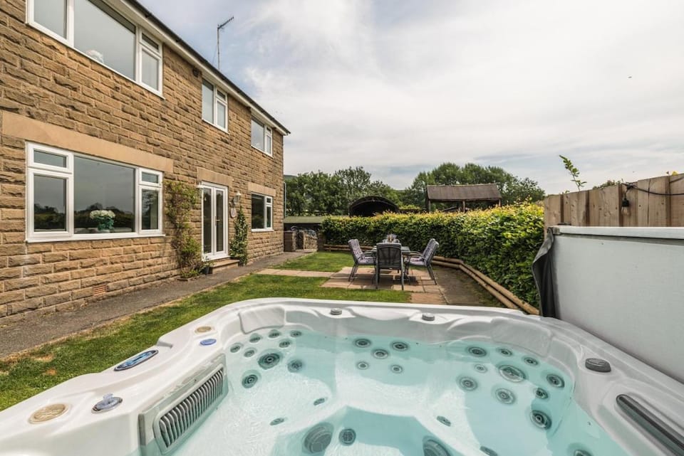 Garden, Hot Tub