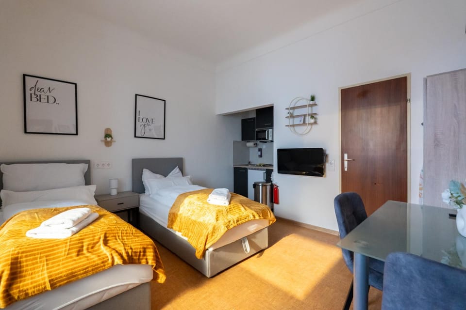 Bed, TV and multimedia, Kitchen or kitchenette, Photo of the whole room, Seating area, Bedroom