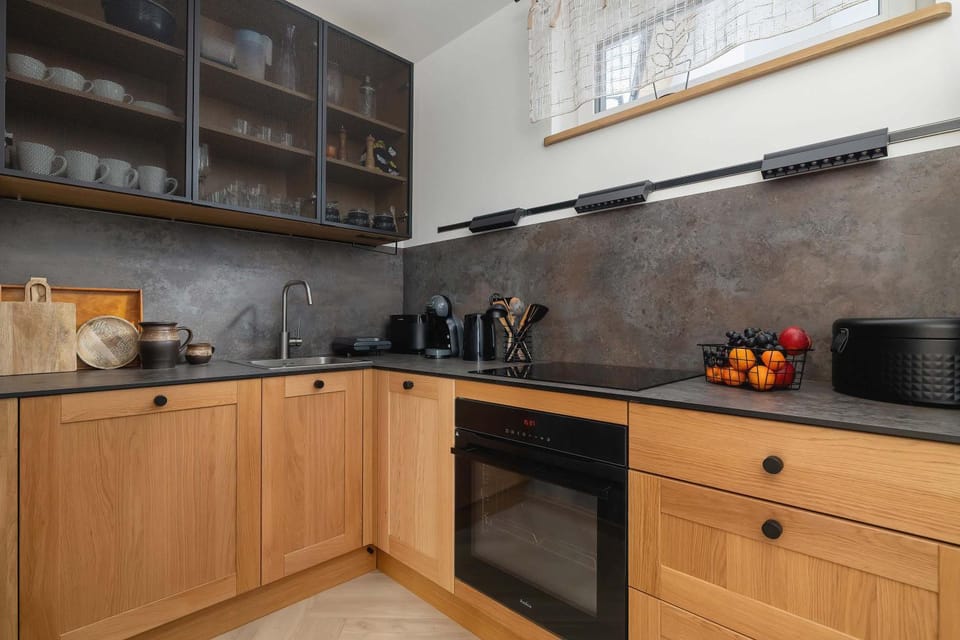 Coffee/tea facilities, Kitchen or kitchenette, stove