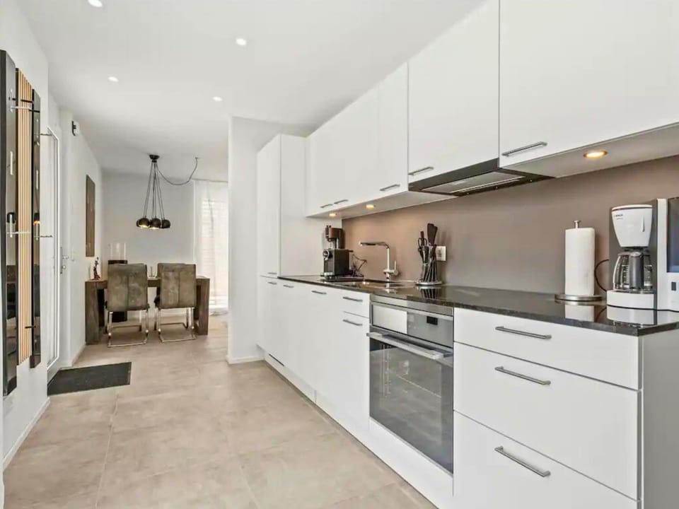 Coffee/tea facilities, Kitchen or kitchenette, dishwasher, oven, stove