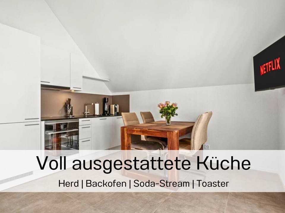 Coffee/tea facilities, Kitchen or kitchenette, Seating area, Dining area