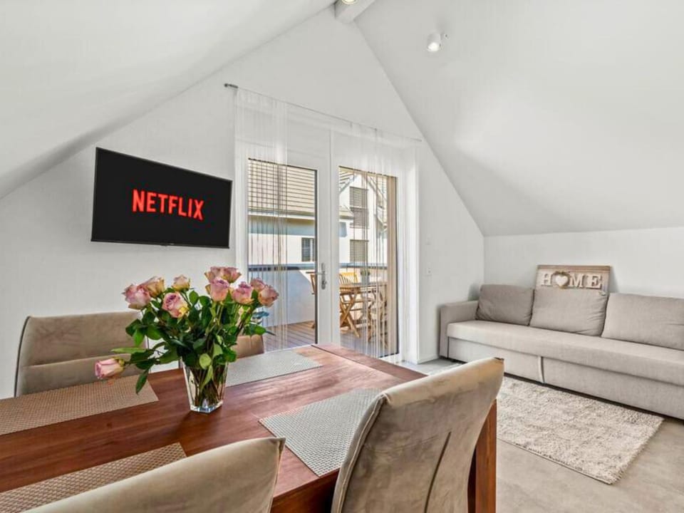 TV and multimedia, Living room, Seating area, Dining area