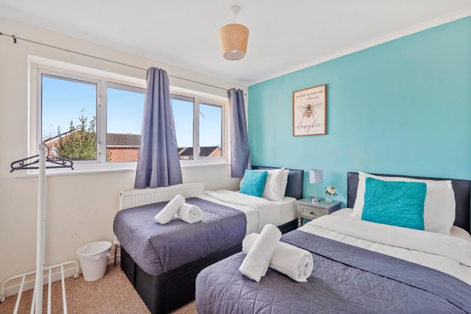 Elegant 4 Bed House - Parking and Garden -Sleeps 8 Apartment in Maidstone