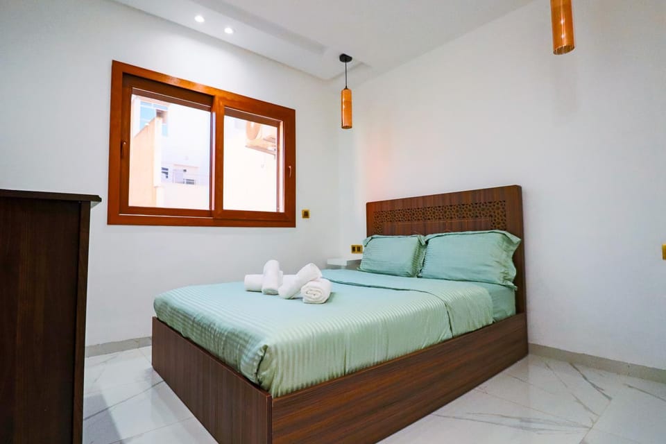Bed, towels