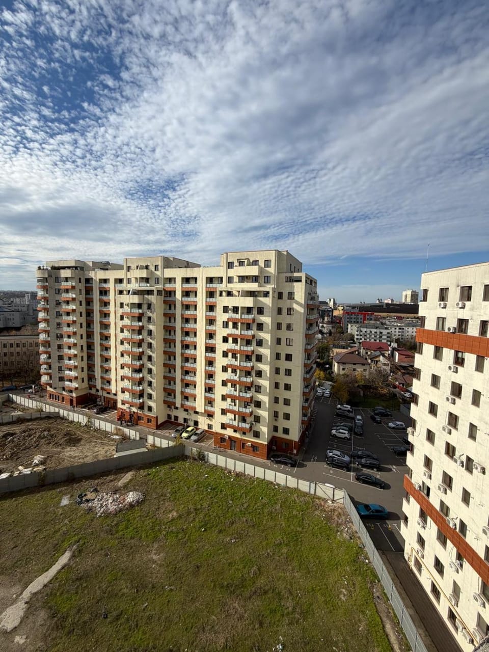 Property building, Day, Neighbourhood, City view, Street view, Location, Parking