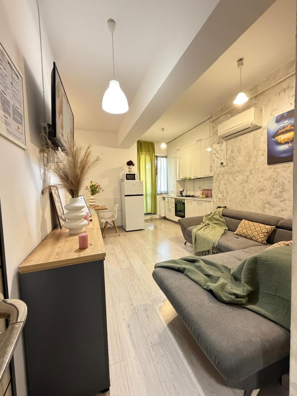 TV and multimedia, Kitchen or kitchenette, Living room, Seating area