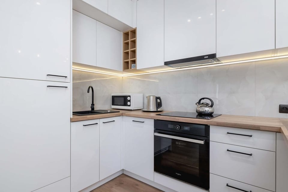 Coffee/tea facilities, Kitchen or kitchenette, stove