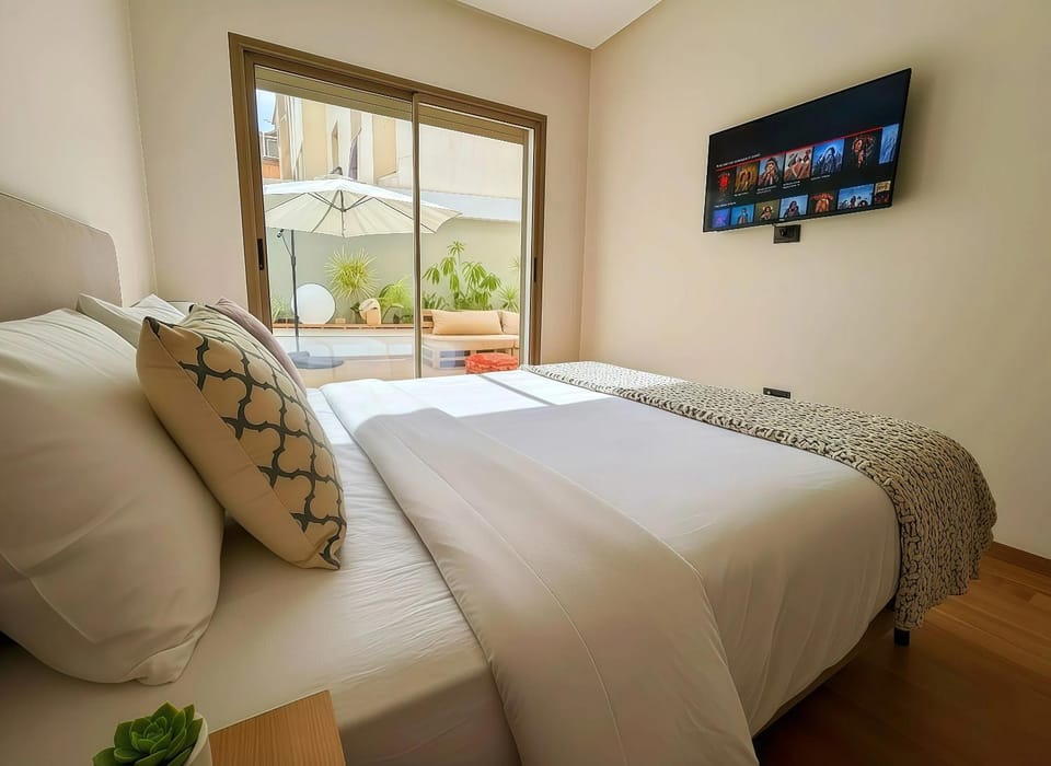 Bed, TV and multimedia, Bedroom