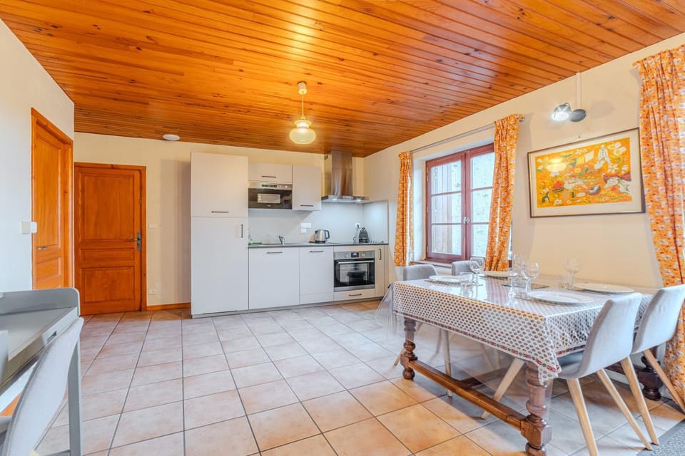 Kitchen or kitchenette, Dining area