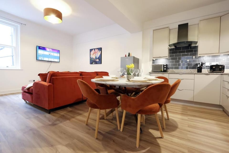 Beautiful Apartment Located on Ledbury High Street- Sleeps up to 8! Dog Friendly Apartment in Malvern Hills District