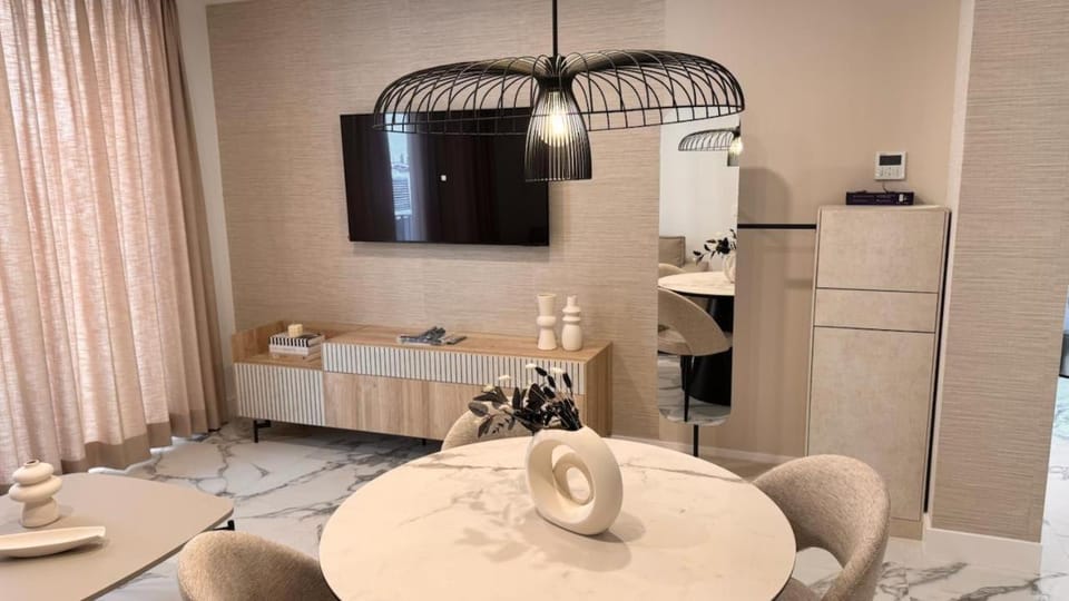 Bed, TV and multimedia, Dining area, Bedroom