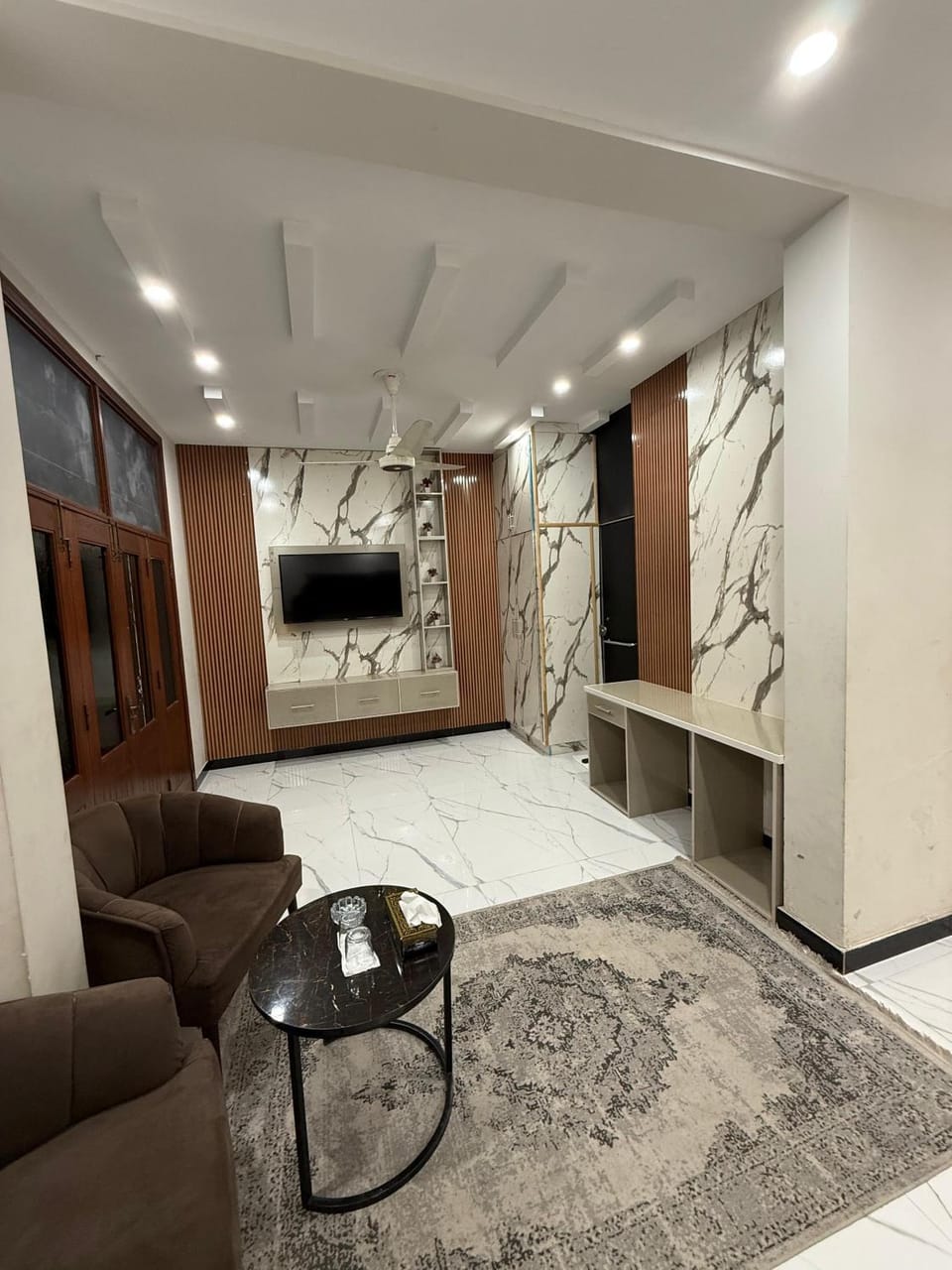 Property building, Communal lounge/ TV room, TV and multimedia, Living room, Seating area, Evening entertainment, wardrobe