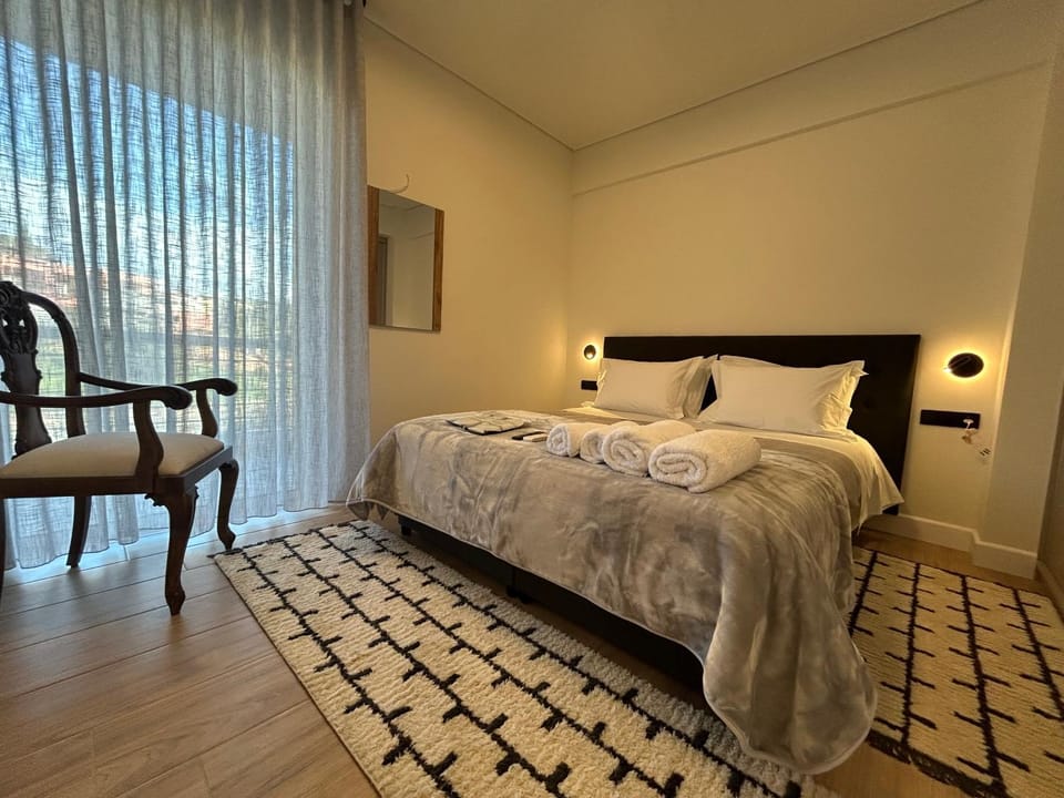 Bed, Photo of the whole room, Seating area, Bedroom