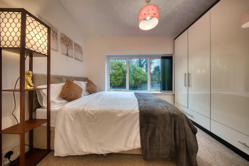 Modern 3BR Manchester Home Sleeps 7 Parking House in Prestwich