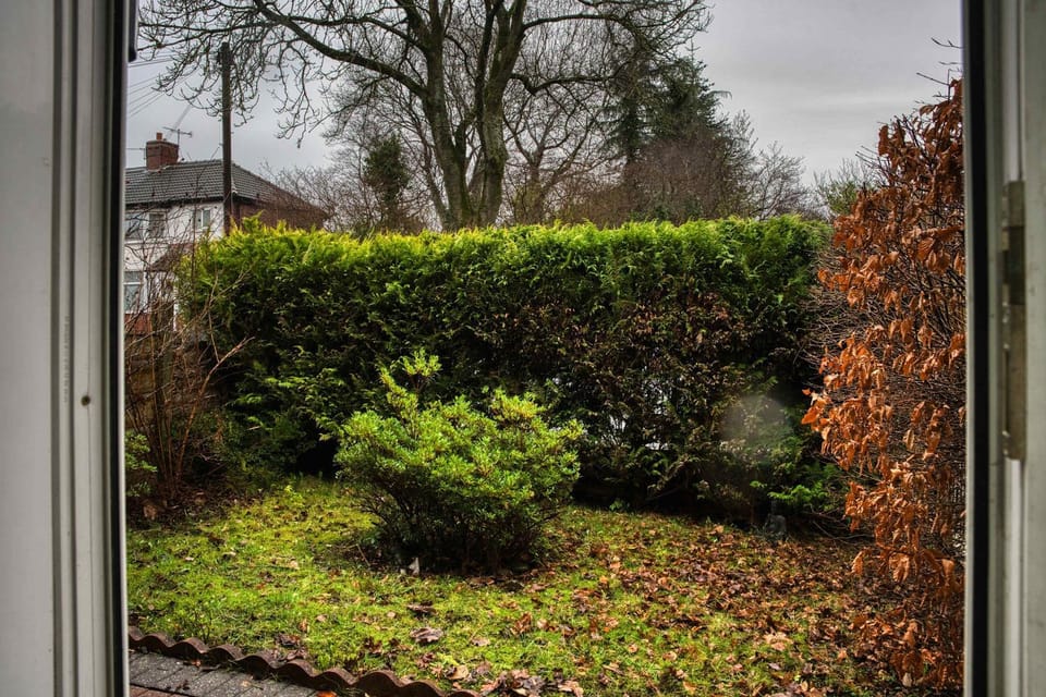 Modern 3BR Manchester Home Sleeps 7 Parking House in Prestwich