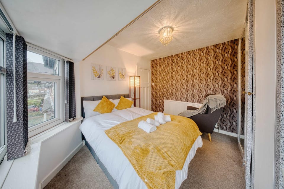 Modern 3BR Manchester Home Sleeps 7 Parking House in Prestwich