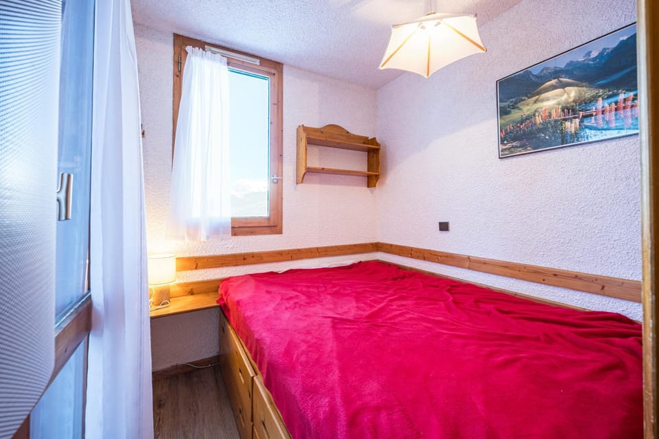 Property building, Living room, Bedroom