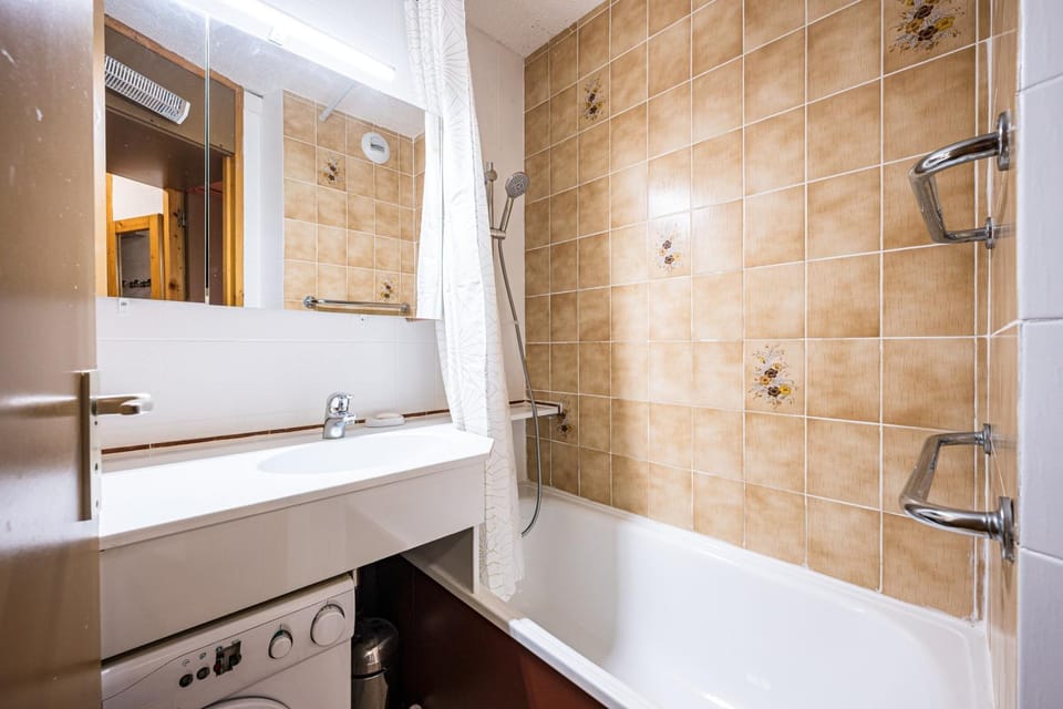 Bathroom, Living room