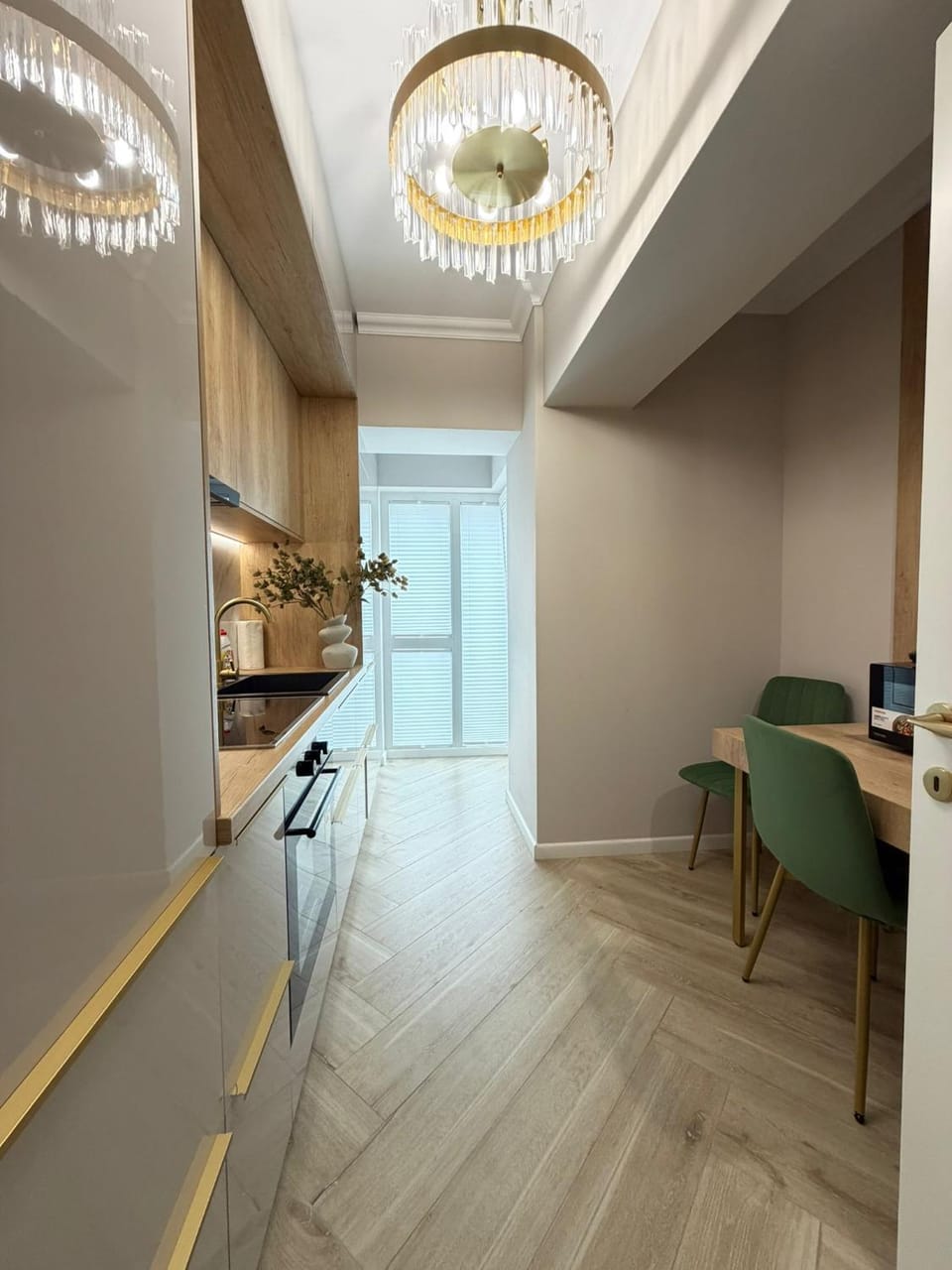 Coffee/tea facilities, Dining area, microwave, oven, stove, kitchen