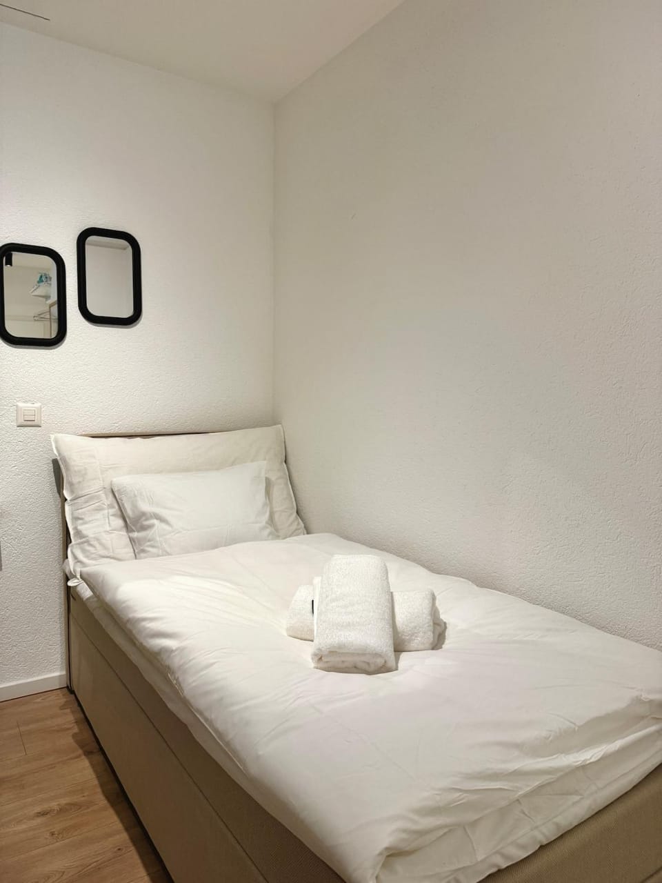 Bed, Photo of the whole room, Bedroom, towels