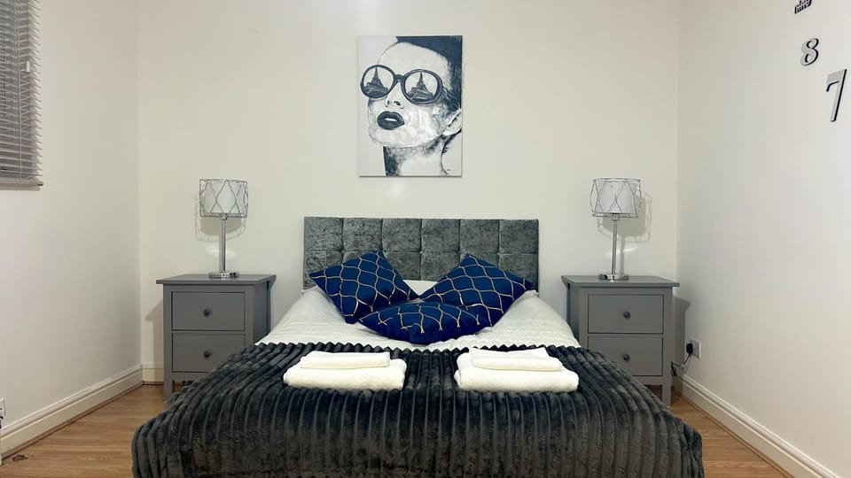Bed, Bedroom, towels