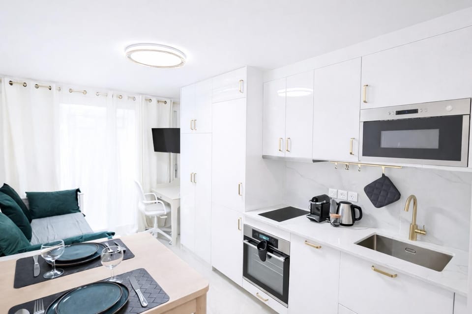 Kitchen or kitchenette, Dining area, microwave, oven