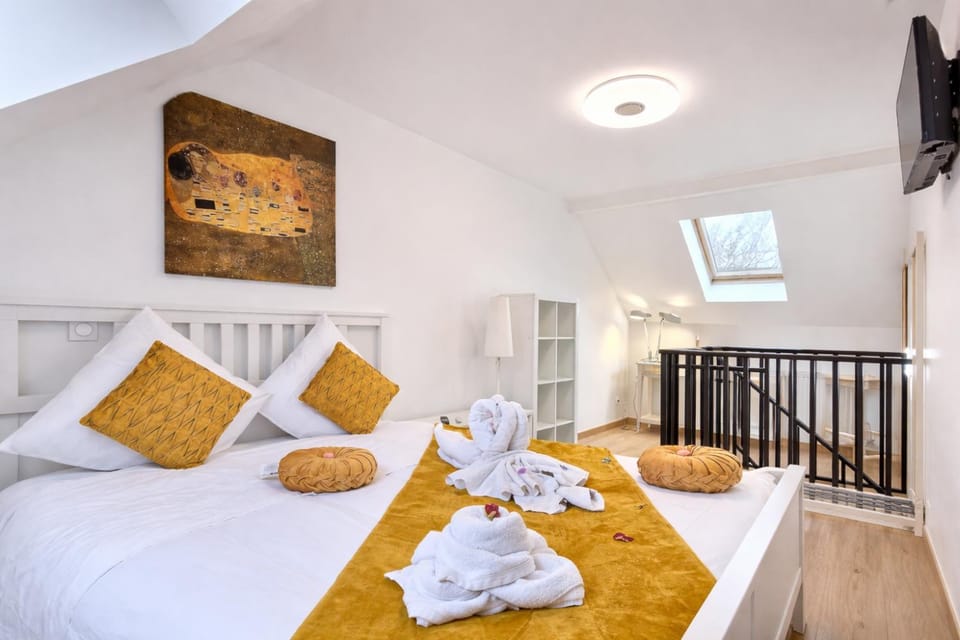 Bed, TV and multimedia, Photo of the whole room, Bedroom, towels