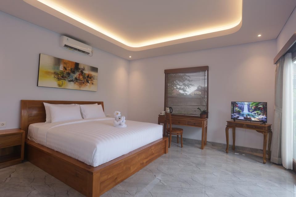 Photo of the whole room, Bedroom