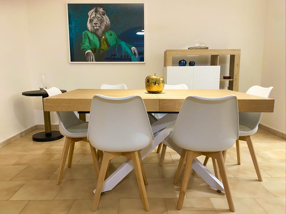 Decorative detail, Seating area, Dining area