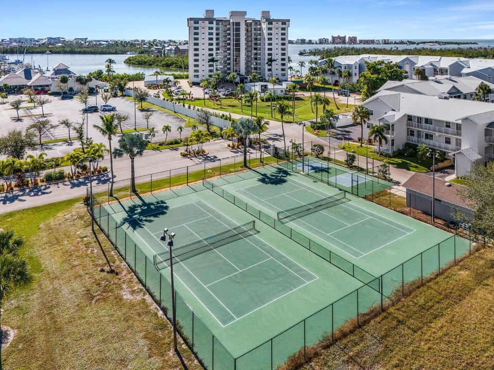 Waterfront Escape with Gulf Access & Resort Amenities - Caper Point - Roelens House in Lee County