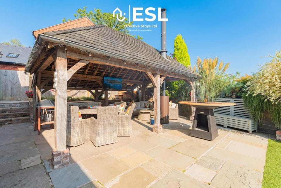 Charming Cottage 3-Bedrooms Sleeps 8 & Hot Tub House in England