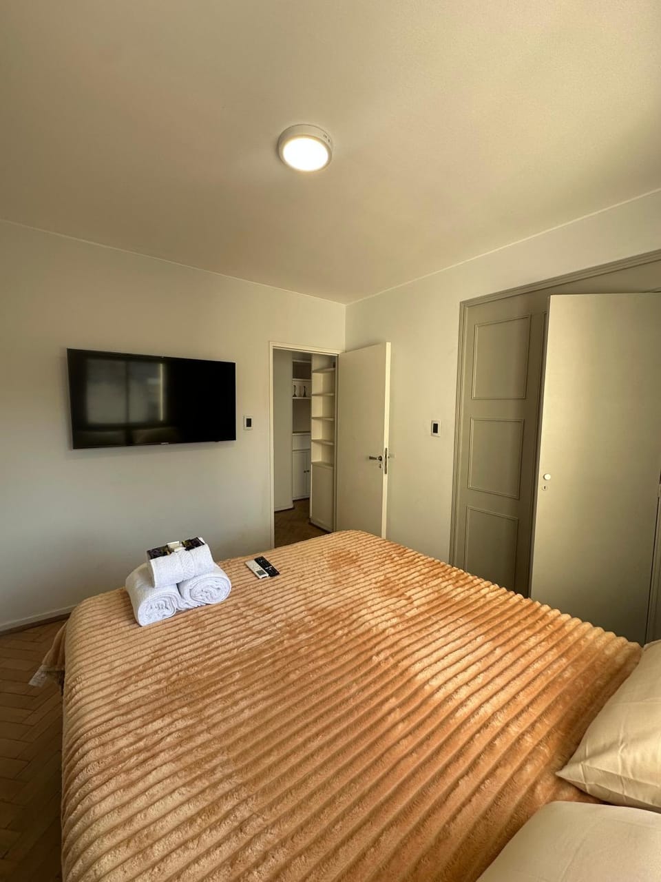 Bed, TV and multimedia, Photo of the whole room, Bedroom, towels, wardrobe