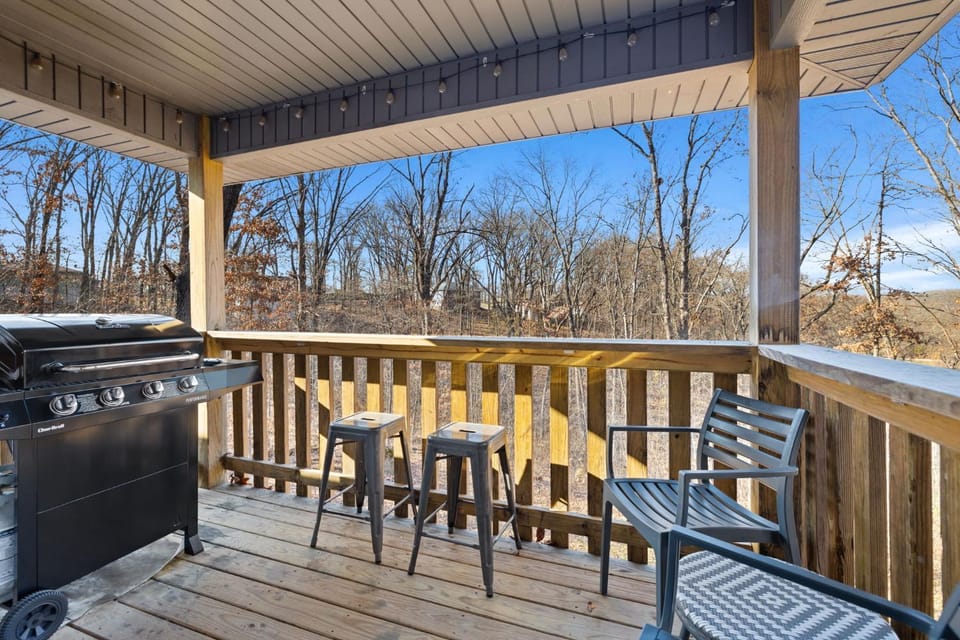 Lago Lodge-ON Lago Vista MTB Trail-Bike Equipment House in Bella Vista