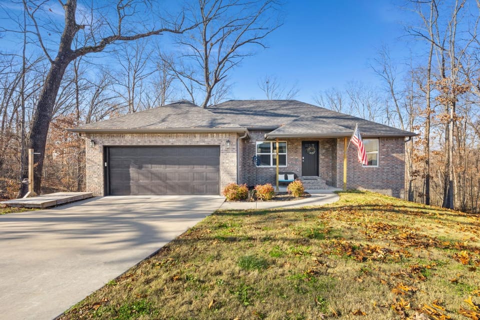 Lago Lodge-ON Lago Vista MTB Trail-Bike Equipment House in Bella Vista