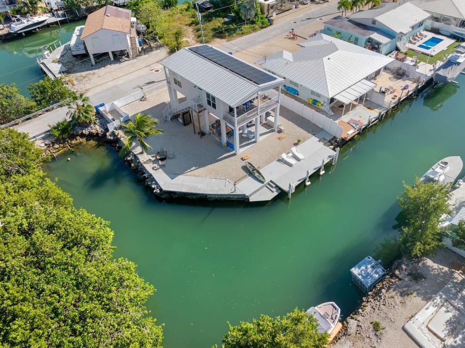 The Salty Coconut ~ Waterfront ~ Dock ~ Hot Tub House in Marathon