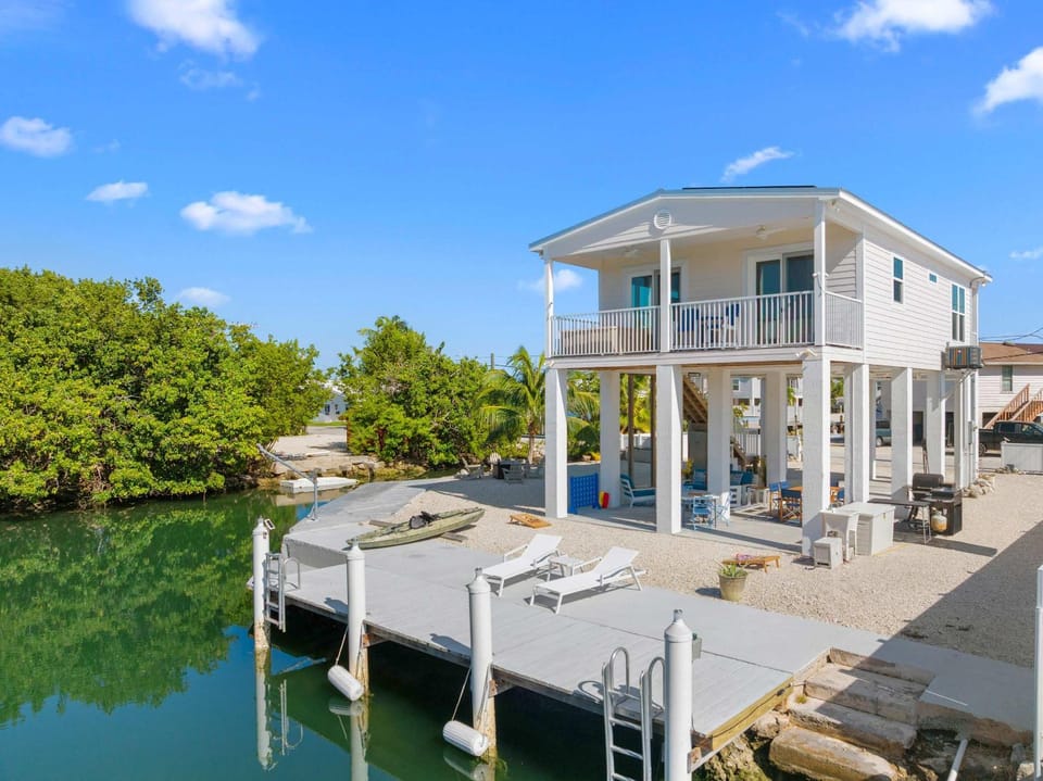 The Salty Coconut ~ Waterfront ~ Dock ~ Hot Tub House in Marathon