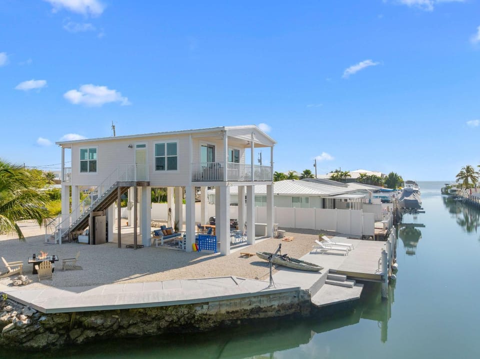 The Salty Coconut ~ Waterfront ~ Dock ~ Hot Tub House in Marathon