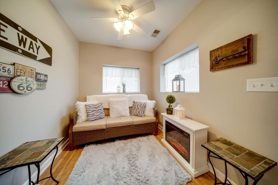 GOTL strip cottage Walk to the beach House in Geneva-on-the-Lake