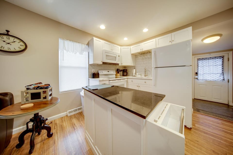 GOTL strip cottage Walk to the beach House in Geneva-on-the-Lake