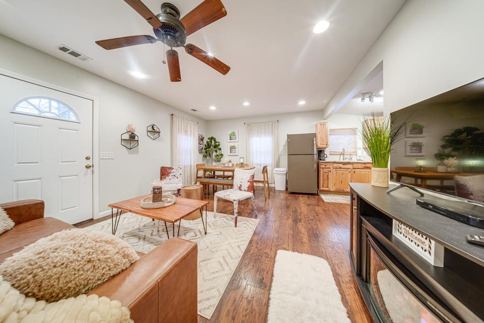 Walk to GOTL strip! Family cottage with laundry House in Geneva-on-the-Lake