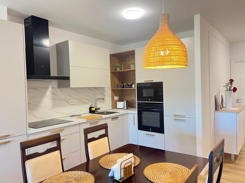 Kitchen or kitchenette, Dining area