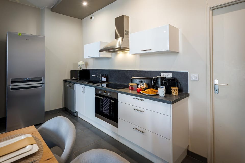 Coffee/tea facilities, Kitchen or kitchenette, dishwasher, oven, stove, toaster