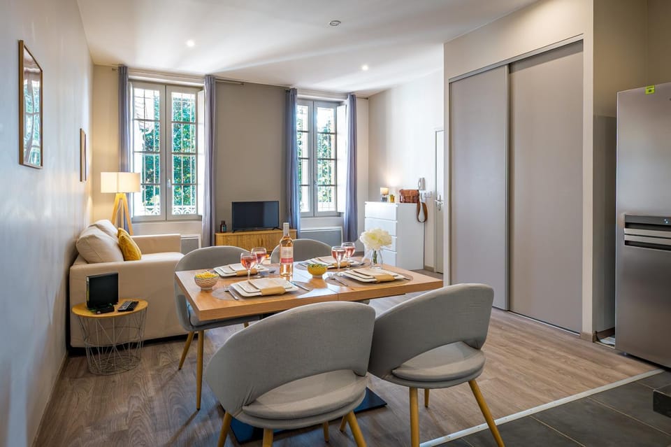 Living room, Seating area, Dining area