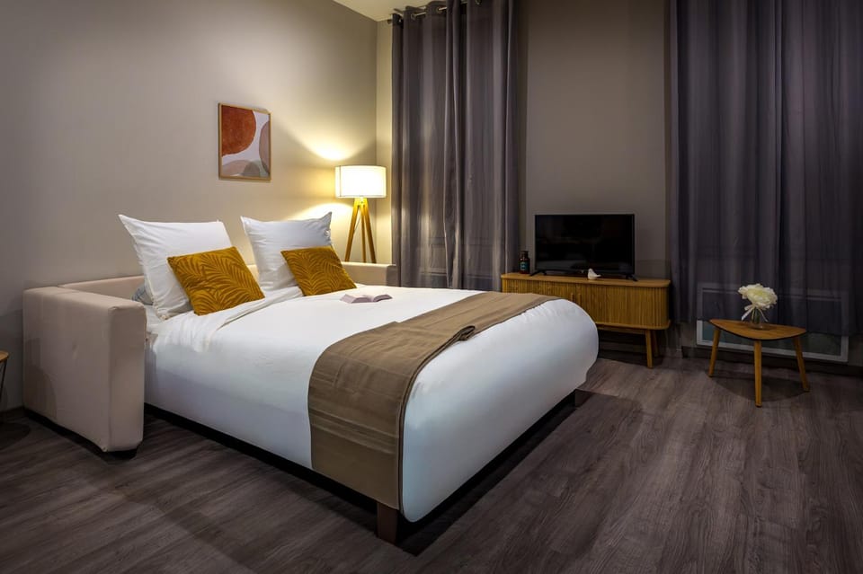 Communal lounge/ TV room, Bed, TV and multimedia